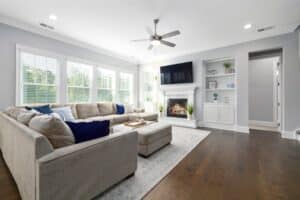 Επαγγελματίας από γραφείο Airbnb διαχείρισης σε μοντέρνο διαμέρισμα